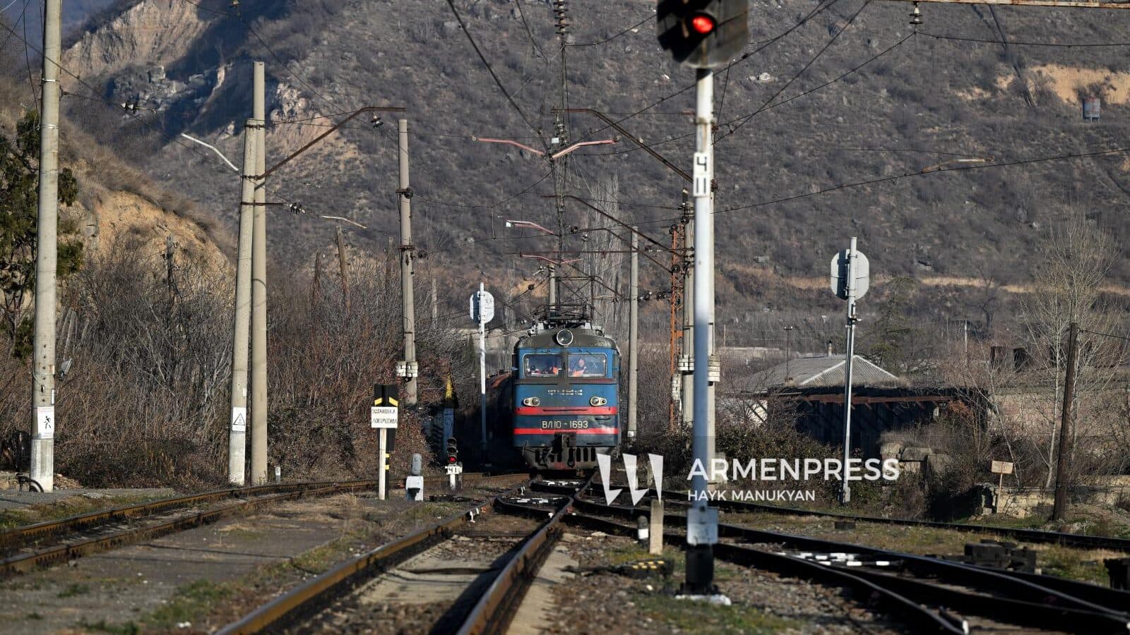 მატარებელი აზერბაიჯანული 1218 ტონა ბენზინით სომხეთის სადგურში ჩავიდა